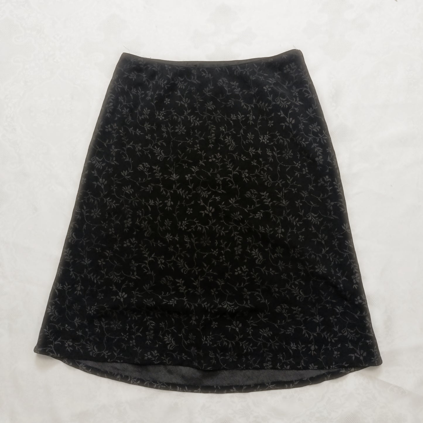 Short skirt with a floral pattern