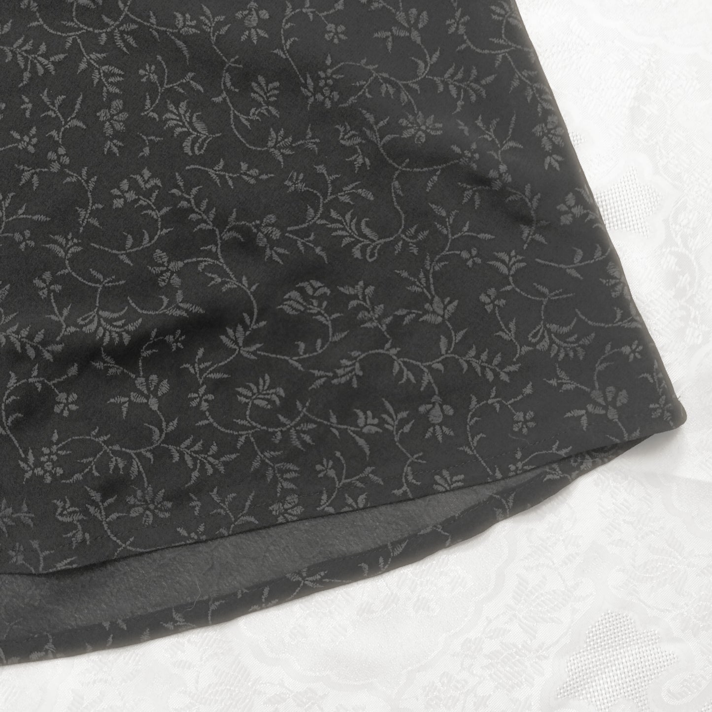 Short skirt with a floral pattern
