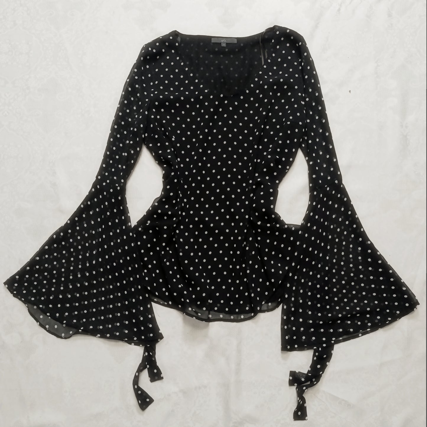 Polka dot blouse with wide sleeves 🕷️