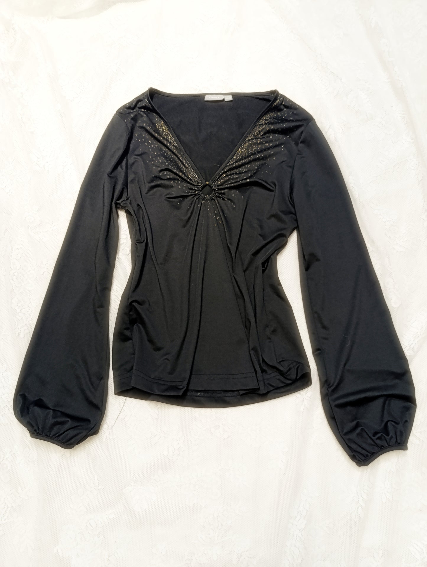 Blouse with glitter details and metal ring