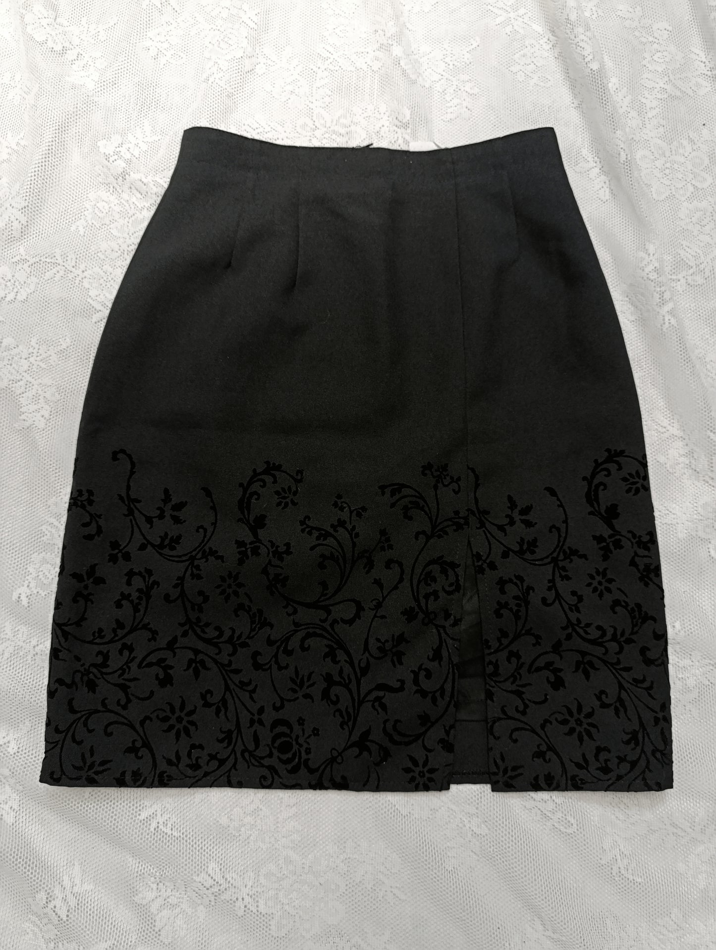Elegant high-waist skirt with a slit