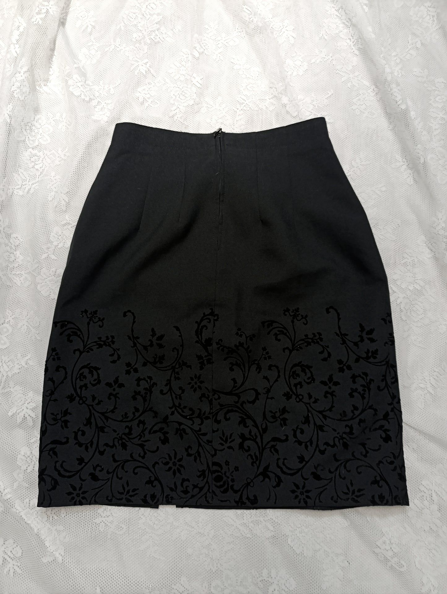 Elegant high-waist skirt with a slit