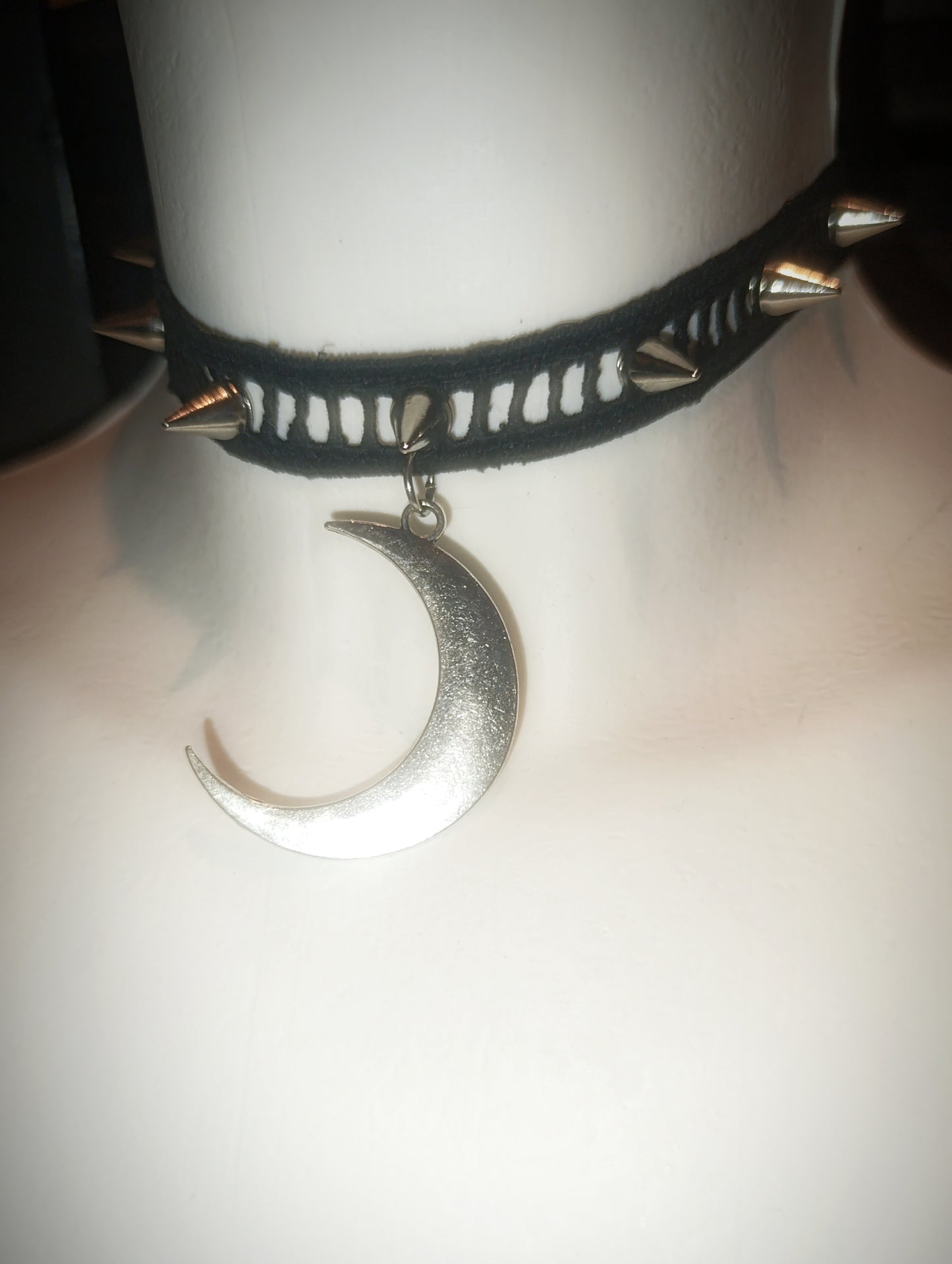 Crescent Studs Choker 𓆩♱𓆪