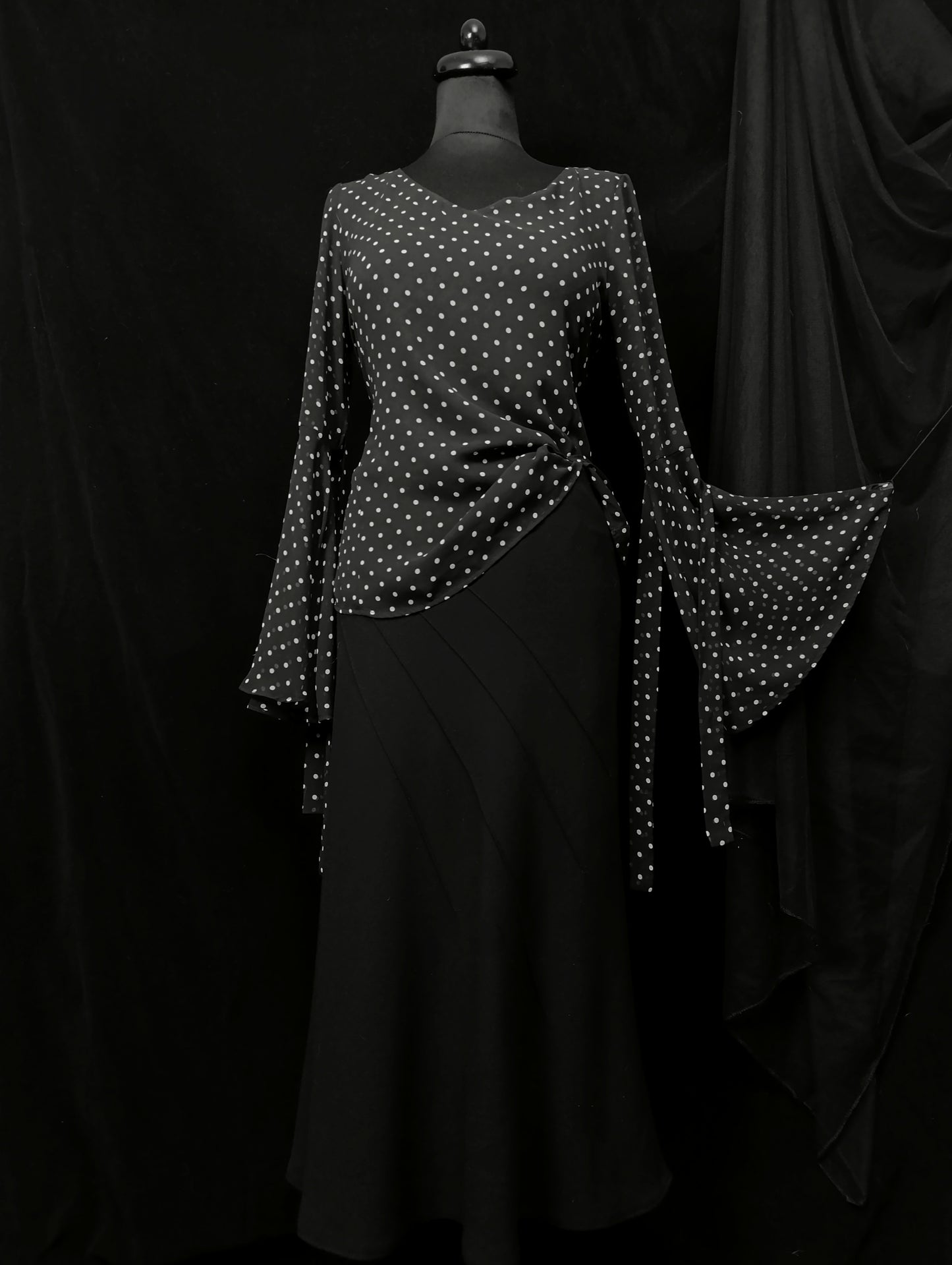 Polka dot blouse with wide sleeves 🕷️