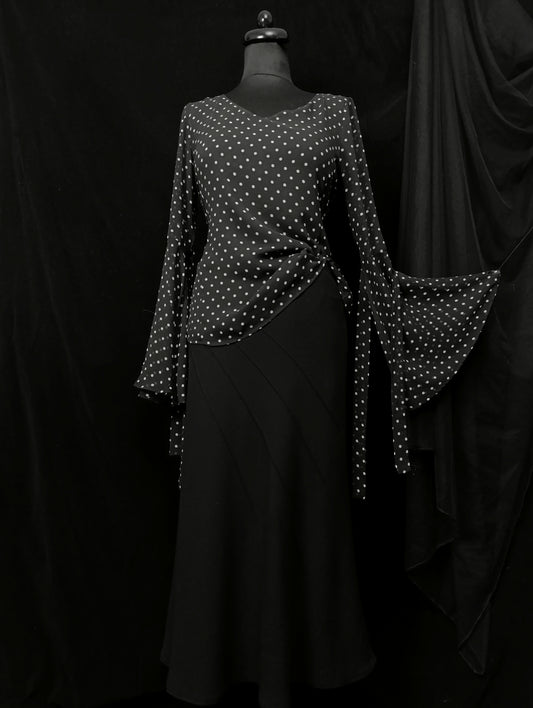 Polka dot blouse with wide sleeves 🕷️