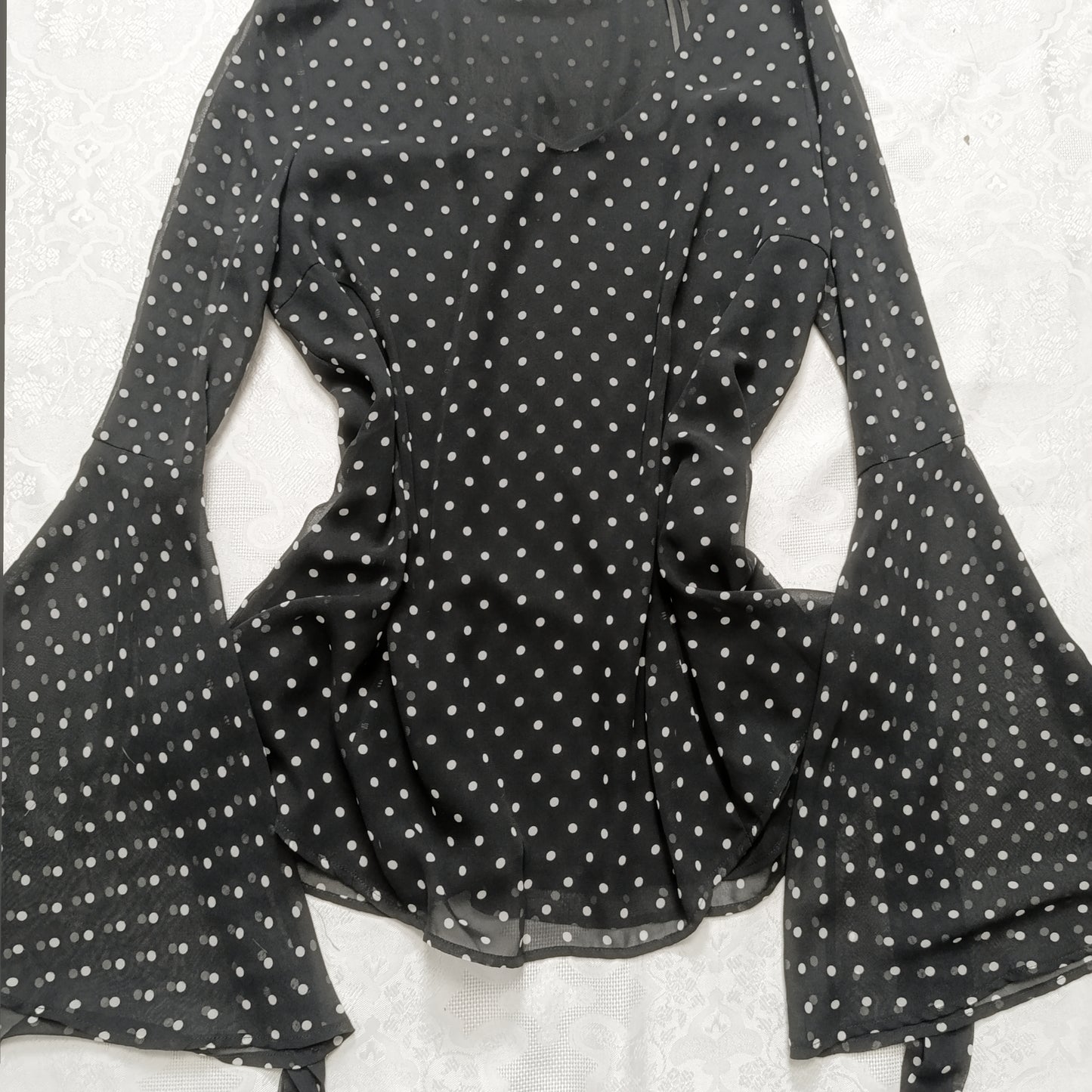 Polka dot blouse with wide sleeves 🕷️