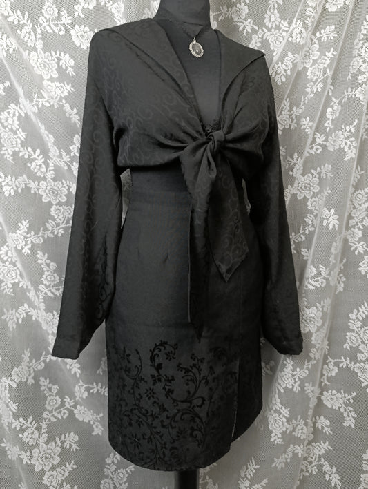 Elegant high-waist skirt with a slit