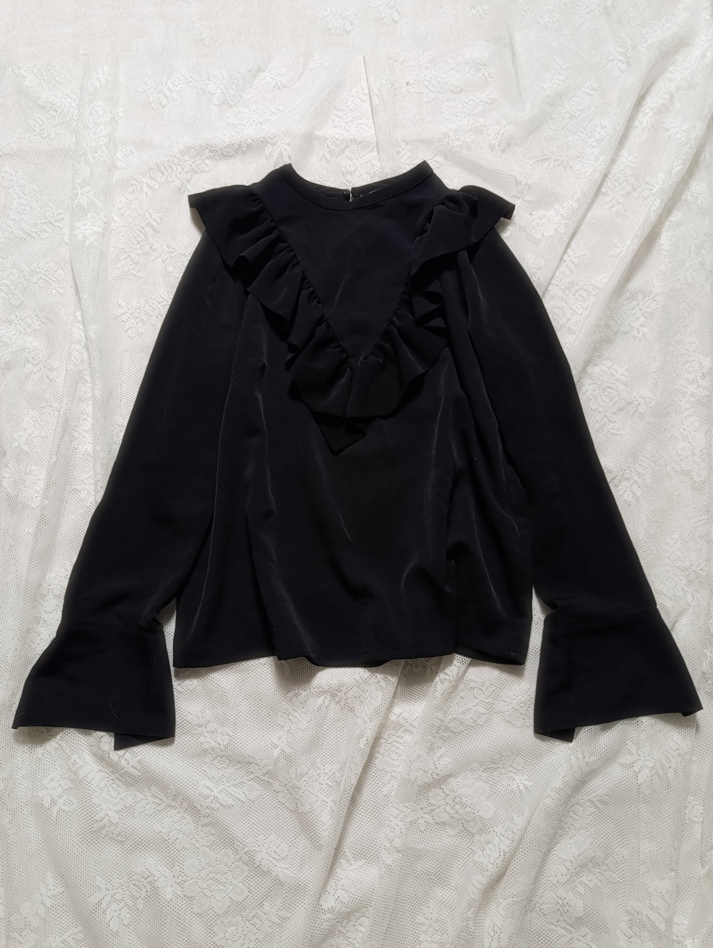 Elegant black blouse with a ruffle on the neckline 🖤